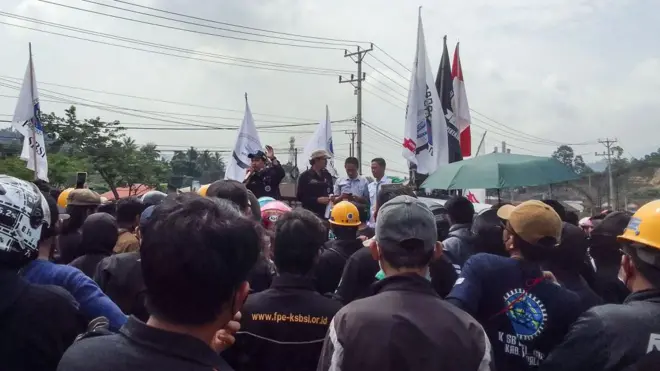 Unjuk rasa ratusan pekerja di kawasan Indonesia Morowali Industrial Park (IMIP) untuk menuntut perbaikan keselamatan kerja pada Rabu (27/12/2023)