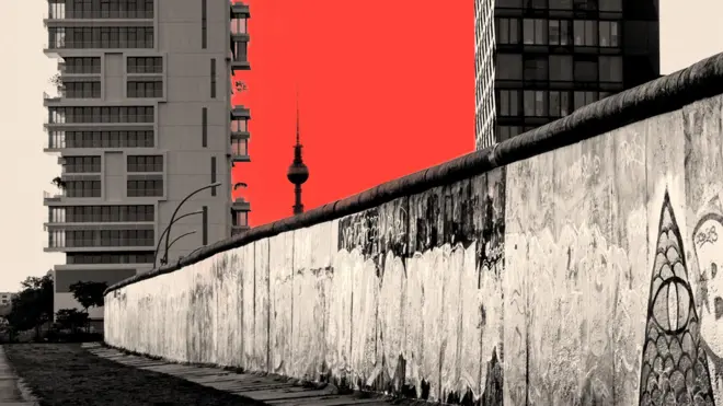 Una imagen compuesta que muestra el Muro de Berlín con bloques de viviendas al otro lado y la Torre de Televisión de Berlín a lo lejos. La fotografía está superpuesta con un cuadrado rojo y un punto verde como elementos de diseño