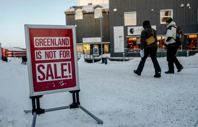 Karlar içinde kırmızı bir tabelanın üzerinde "Grönland' satılık değil" yazıyor.