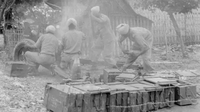 Sejumlah personel Resimen Artileri Gunung India ke-24 (dari Divisi India ke-5) mengisi ulang artileri 3,7 inci mereka untuk menargetkan posisi mortir pejuang Indonesia yang telah ditembakkan ke posisi Inggris di sekitar Kota Gresik, sekitar 20 kilometer dari Surabaya.