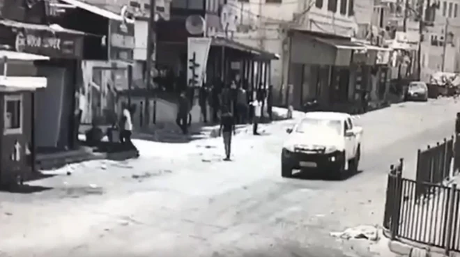 Güvenlik kamerası görüntüsünde, geçen arabanın hemen önündeki siyah tişörtlü kişi Abdul Rahman Hardan