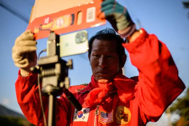 라이브 방송을 진행하는 유튜버