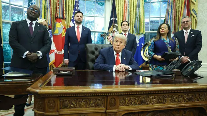 Uvuye ibumoso: Minisitiri w'ububanyi n'amahanga w'u Rwanda Olivier Nduhungirehe, Visi Perezida w'Amerika JD Vance, Perezida w'Amerika Donald Trump (imbere hagati), Minisitiri w'ububanyi n'amahanga w'Amerika Marco Rubio, Minisitiri w'ububanyi n'amahanga wa DRC Thérèse Kayikwamba n'umujyanama mukuru wa Trump kuri Afurika Massad Boulos. Ifoto yo ku wa gatanu, ku itariki ya 27 Kamena (6) mu 2025. 