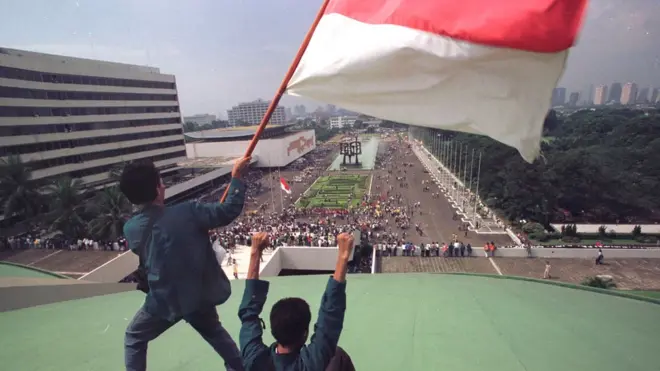 Sejak reformasi, pemilu tahun 2019 merupakan ajang politik yang paling melibatkan pemilih dan calon anggota legislatif berusia muda.