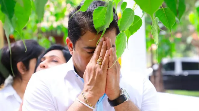 ක්‍රිකට් ක්‍රීඩාව සම්බන්ධයෙන් ක්‍රීඩා අමාත්‍ය රොෂාන් රණසිංහ සහ ශ්‍රී ලංකා ක්‍රිකට් ආයතනය අතර ඇතිවූ මතභේදාත්මක තත්ත්වය මේ වන විට දේශපාලන වේදිකාව උණුසුම් කරන මාතෘකාවක් බවට පත්ව තිබේ.