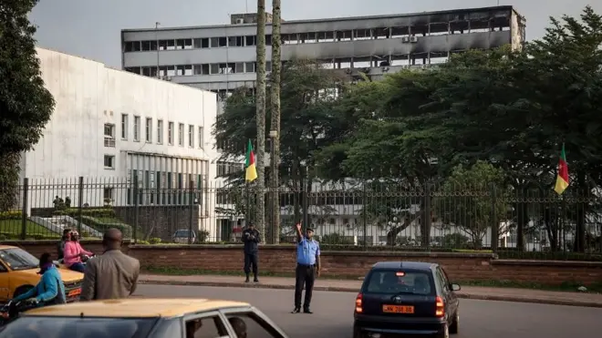 Patrice Nganang enseignant à l'université de New York, s'était rendu à l'aéroport de Douala mercredi pour prendre un vol à destination de Harare au Zimbabwe.