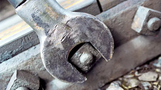 закручувати гайки