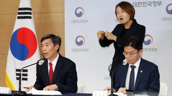 박구연 국무조정실 국무1차장(왼쪽), 유국회 전문가 현장 시찰단장이 19일 오전 서울 종로구 세종대로 정부서울청사에서 후쿠시마 원전 오염수 전문가 현장 시찰단 방일 활동 계획 브리핑을 하고 있다