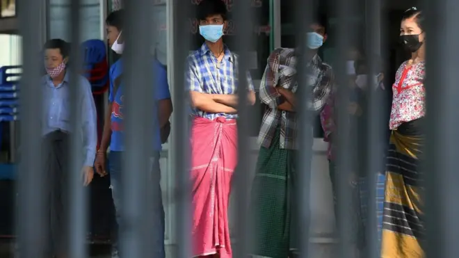 ผู้ว่าราชการจังหวัดสมุทรสาครออกมาตรการห้ามแรงงานต่างด้าวใน จ.สมุทรสาคร ออกนอกพื้นที่ ซึ่งเป็นส่วนหนึ่งของมาตรการล็อกดาวน์จังหวัดระหว่างวันที่ 19 ธ.ค. - 3 ม.ค.