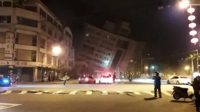 تائیوان میں ہوٹل کی عمارت جو زلزلے کی وجہ سے ایک طرف جھک گئی