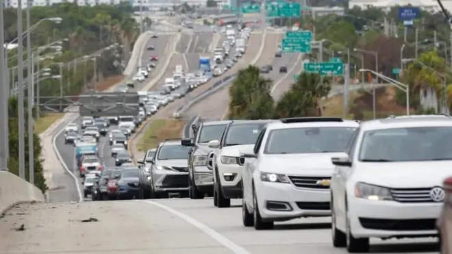 Очередь автомобилей желающих эвакуироваться