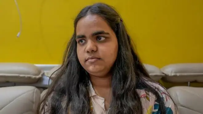 ਪ੍ਰਾਚੀ ਨਿਗਮ ਦੀ ਤਸਵੀਰ, ਉਹ ਇੱਕ ਪਾਸੇ ਵੱਲ ਦੇਖ ਰਹੇ ਹੈ ਅਤੇ ਉਸ ਦੇ ਵਾਲ ਖੁੱਲ੍ਹੇ ਹਨ। ਉਸ ਦੇ ਪਿੱਛੇ ਪੀਲ਼ੇ ਰੰਗ ਦੀ ਦੀਵਾਰ ਹੈ।