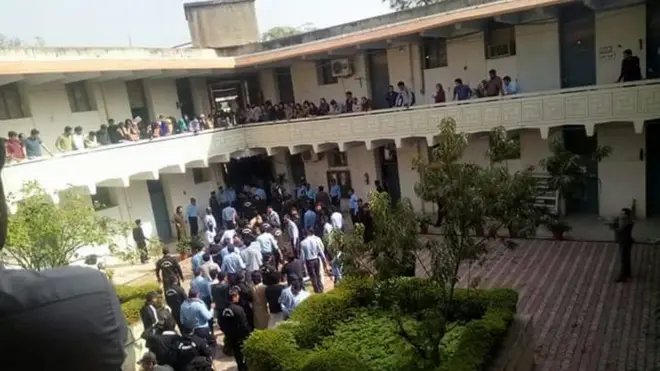 پولیس کے مطابق زیرحراست طلبا کے خلاف نقص امن اور دفعہ 144 کی خلاف ورزی کی بنیاد پر کارروائی ہوگی