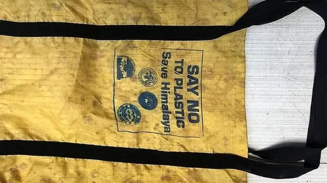 सगरमाथा क्षेत्रमा प्लास्टिकको विकल्पको रूपमा प्रयोग गरिने पुरानो त्रिपालबाट बनाइएको एक झोला। खुम्बुमा अहिले नयाँ विकल्पहरूको खोजी तीव्र भएको छ।