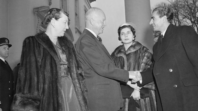 Visita a la Casa Blanca del Sha de Irán y su esposa, la reina Soraya, en diciembre de 1954, durante el gobierno de Einsenhower.