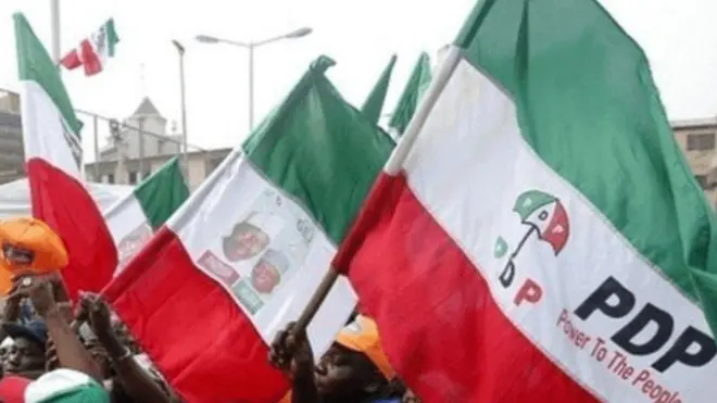 Asia oni awọ mẹta: awọ pupa, funfun ati eweko tii se ami idamọ fun ẹgbẹ iselu PDP ni ọpọlọpọ eeyan mu lọwọ