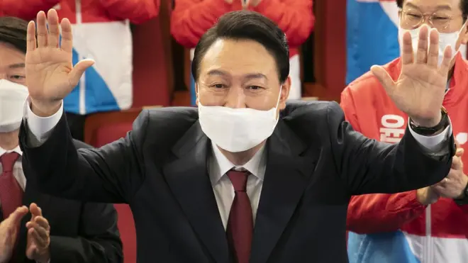 10일 새벽 서울 여의도 국회 도서관에 마련된 개표상황실을 찾은 윤석열 제20대 대한민국 대통령 당선인