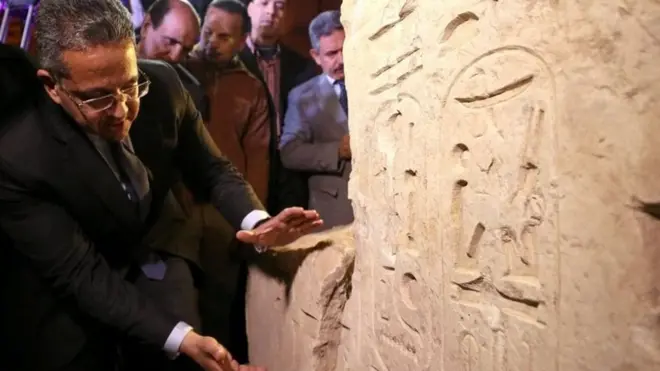 El ministro de Antigüedades muestra la nueva evidencia que cambio todas las previsiones.