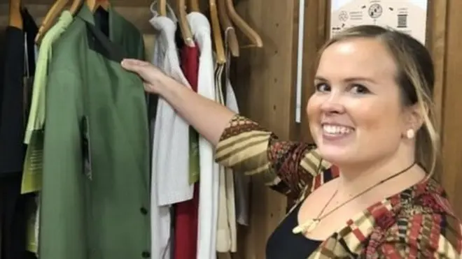 کیسی بچوں کو استعمال شدہ ملبوسات کی کوالٹی کے بارے میں تربیت دیتی ہیں