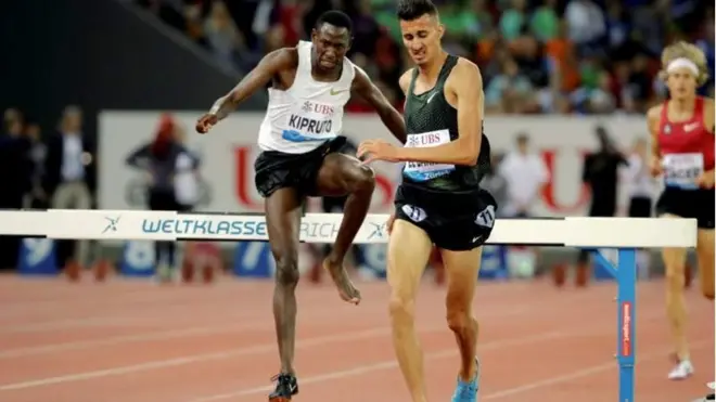 Conseslus Kipruto a fini sa course sans l'une de ses chaussures