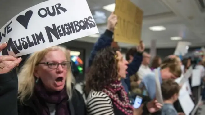 У США указ пана Трампа викликав невдоволення серед населення. Люди влаштовують акції протесту вже кілька днів поспіль