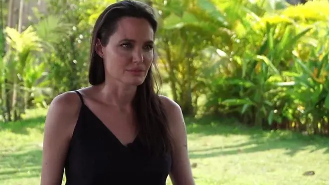 انجلينا جولي تتحدث عن "قتلوا أبي أولا" وعن عائلتها