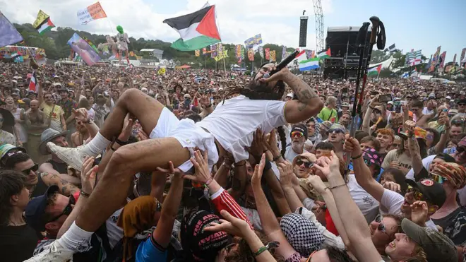 بوبي فيلان تحمله أكفّ الجماهير خلال مهرجان غلاستونبري في 28 يونيو/حزيران 2025