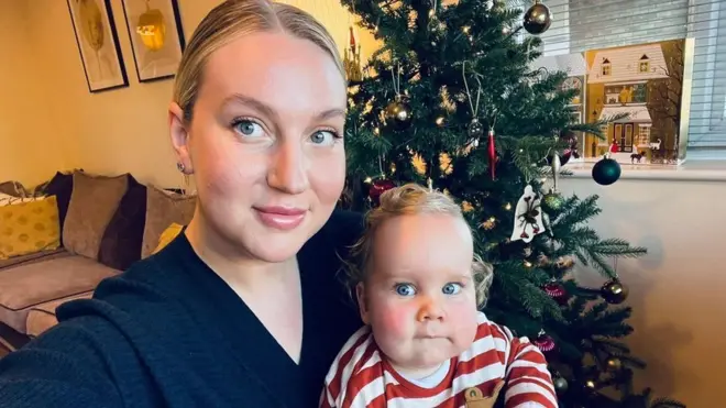 ميغان ويليس (يسار) وابنها إدوارد