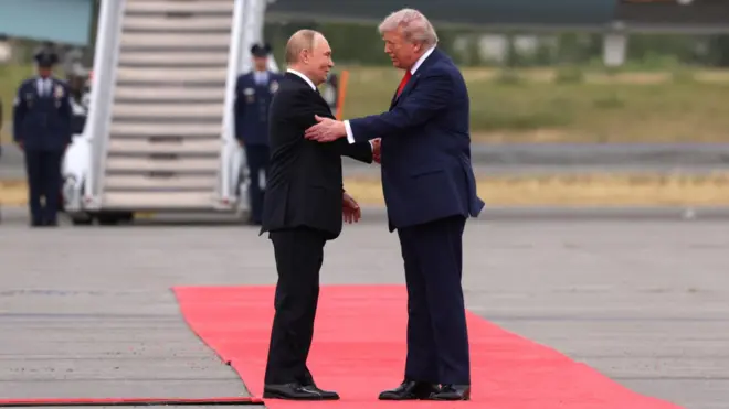 Трамп обнимает Путина на красной ковровой дорожке на аэродроме