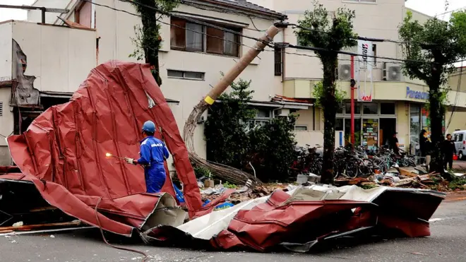 One worker remove debris wey strong winds wey Typhoon Shanshan cause for Miyazaki on August 29, 2024