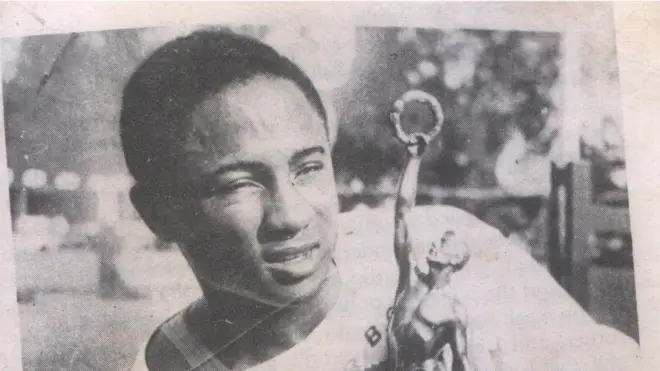 Emmanuel Ifeajuna as e hold im trophy wey im win.