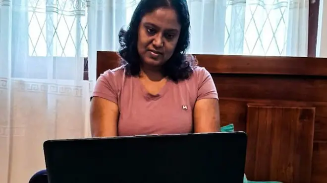 මට ලිවීමට සුවිශේෂ වෙලාවක් කාල සටහනක් නැහැ. මේ දවස් වල නං මං වැඩි පුරම ලියන්නෙ ඇඳේ වාඩි වෙලා. සහහර වෙලාවට මේසෙ, තවත් වෙලාවල් තියනවා බිම වාඩිවෙලත් ලියන. පරිගණකයෙන් තමයි ලියන්නෙ. මට ලිවීමේ ආවේගය එන්නෙ මොන වෙලාවෙද ඒ වෙලාවට මං ලියනවා.