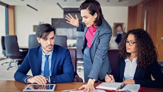La gente tiende a recibir un ascenso en función de su desempeño en el trabajo que está realizando en el momento, no por sus capacidad de asumir nuevas y mayores responsabilidades.