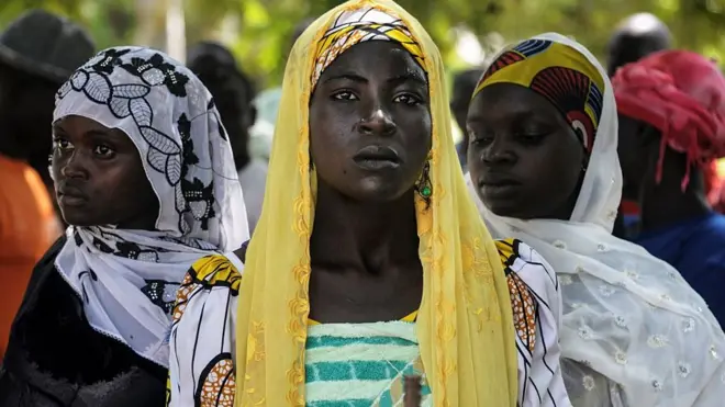 IDP Cameroonian women dey for food distribution center for Koza, for di far northern province of di Nigerian border on September 14, 2016
