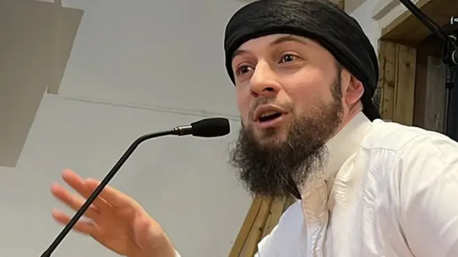 Setelah mempelajari Islam, Yusuf Oak menjadi Muslim. Perjalanannya berawal dari penemuan Al-Qur'an di stadion milik klub Manchester United.