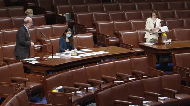 Lãnh đạo đảng Dân chủ Nancy Pelosi (phải) và các nhà lập pháp khác đeo khẩu trang và giữ khoảng cách quy định trong phòng Quốc hội Mỹ