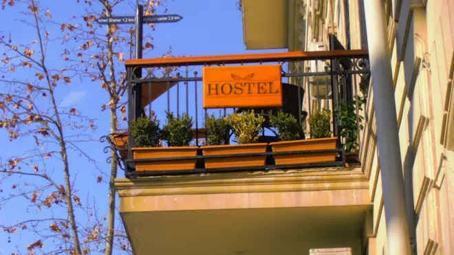 Hostel fəaliyyətinin müvəqqəti bağlamağa məcbur olanadək balkonlarının və blok qapısının qarşısında adını göstərən nişanələr olub