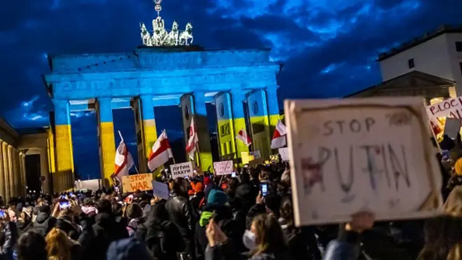 2月24日，人们在德国柏林勃兰登堡门前抗议俄罗斯入侵乌克兰