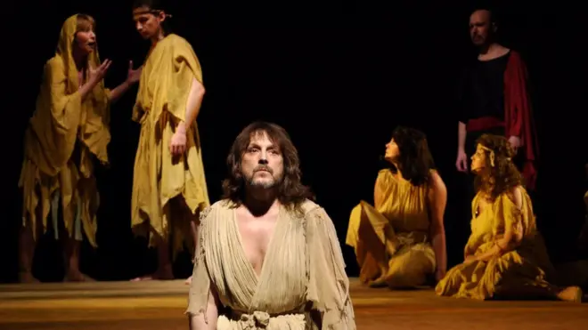 Труппе сообщили, что представление отменено из-за протестов