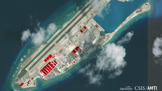 南沙永暑岛卫星照片显示出弹药仓库（红色）、雷达装置等军事设施。