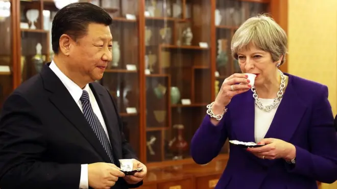 在双边会谈后,特里莎·梅首相与习近平主席一起茶叙。