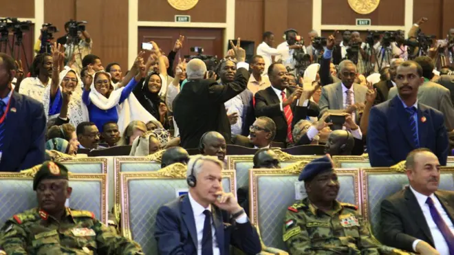 جانب من حضور احتفالات التوقيع