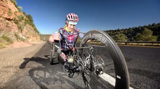 Andre Kajlich atravesó 4.800 kilómetros impulsado por sus manos solamente.