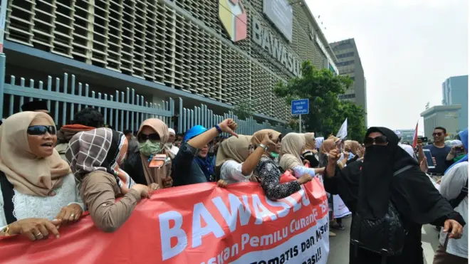 Demo di depan gedung Bawaslu di Jakarta pada 30 April 2019 terkait kecurangan Pemilu.