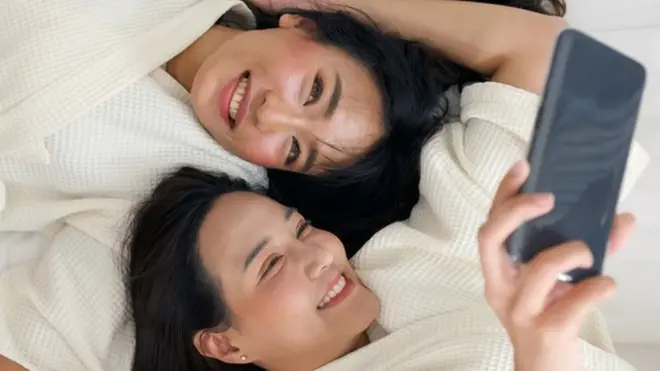 सेल्फी लेती महिलाएं