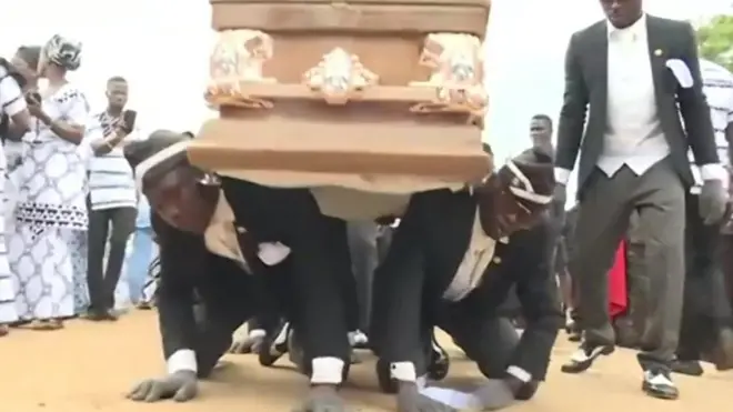 Os carregadores de caixão de Gana