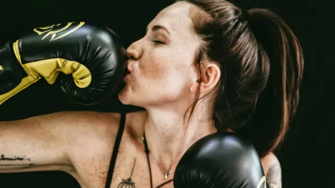 Дівчина в боксерських рукавичках