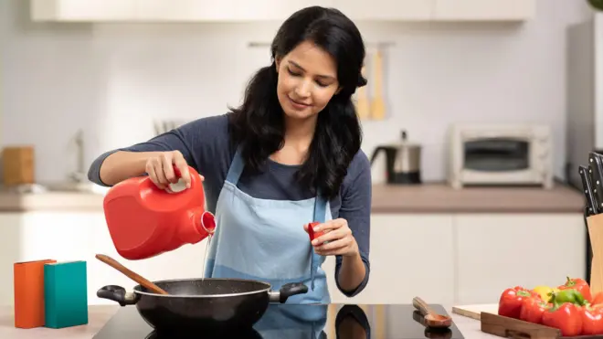 
ખાવાના તેલથી વજન વધે, ખાવામાં કેટલું તેલ વાપરવું, કેવા પ્રકારનું તેલ વાપરવું જોઈએ, તલનું તેલ, રાઇસ બ્રાન તેલ, મગફળીનું તેલ, કપાસિયા તેલ, બીબીસી ગુજરાતી સાથે સમજો, બીબીસી ગુજરાતી, બીબીસી ન્યૂઝ ગુજરાતી
