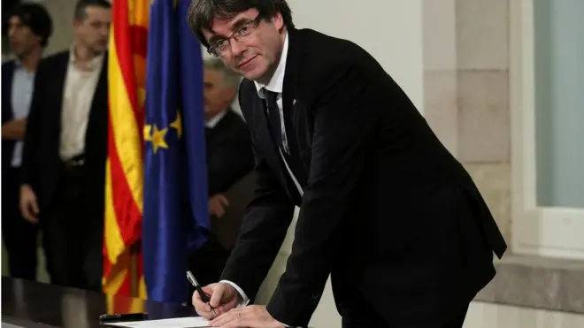 加泰隆尼亚自治区主席普伊格蒙特签署加泰独立宣言，但暂缓宣布独立。