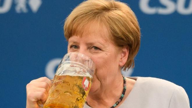 Canciller alemana Angela Merkel toma cerveza en Múnich el 28 de mayo de 2017